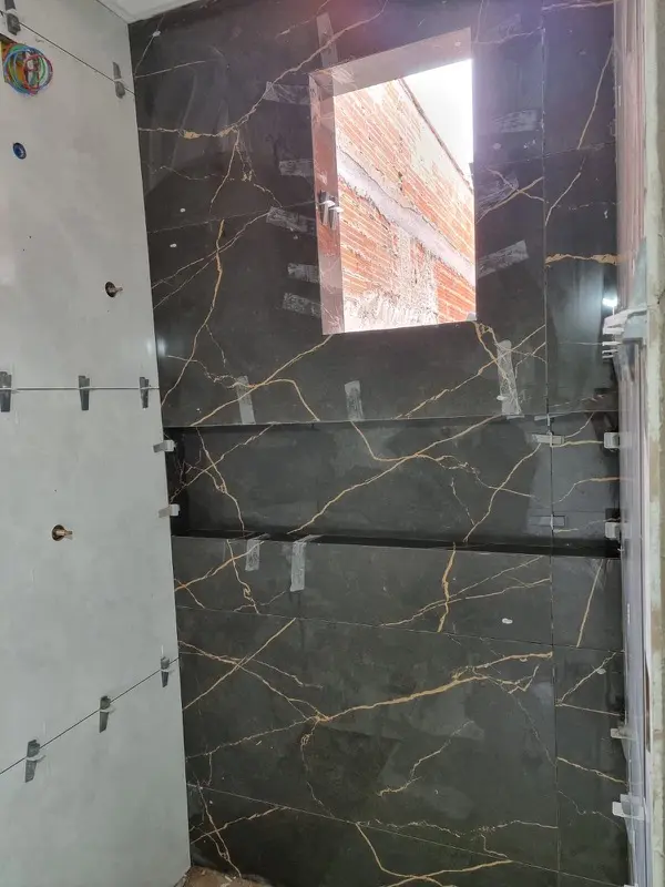 Revestimento marmorizado — porcelanato preto dourado